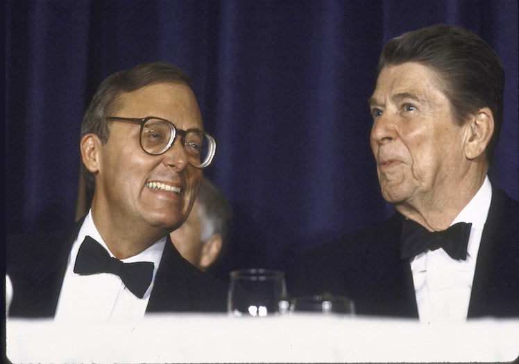 Imagen principal - El hombre que siempre estuvo allí. Ed Feulner siempre ha estado cerca de los presidentes republicanos: entre 1981 y 1989 con Ronald Reagan (arriba); entre 1989 y 1993, con George H. W. Bush; entre 2001 y 2009 con George W. Bush (abajo a la derecha); ahora, una vez más, con Donald Trump (abajo a la izquierda, junto al presidente). La influencia de Heritage alcanzó su primer pico durante la era Reagan, cuando la administración aplicó casi dos tercios de sus recomendaciones, una historia que se repitió durante la primera legislatura de Trump, cuando el presidente también adoptó cerca del 70 por ciento de sus propuestas.