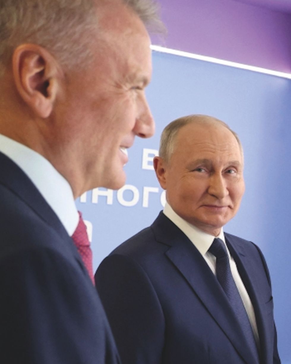 Herman Gref –el CEO de Sberbank, el banco más grande de Rusia, aquí con Putin– hoy lidera Sber, un ecosistema que abarca desde coches autónomos hasta diagnóstico médico por IA, pasando por su propio ChatGPT ruso: GigaChat.