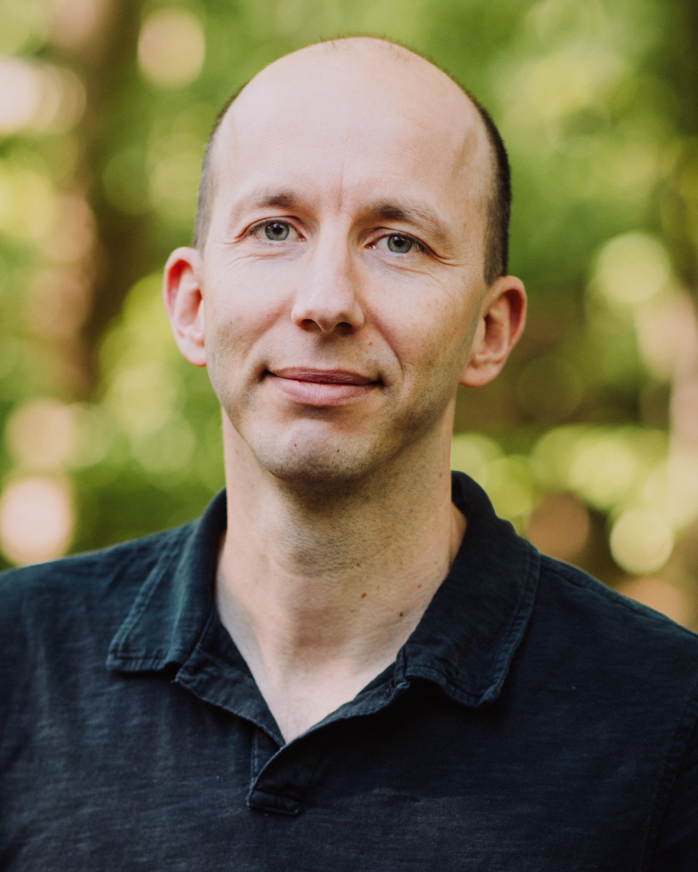 Herman Pontzer es el autor de la paradoja del ejercicio —o paradoja del entrenamiento— según la cual la actividad física, aunque esencial para mantener la salud en general, no necesariamente conduce a una pérdida de peso significativa o a un mayor gasto de calorías. Esta paradoja desafía la creencia común de que más ejercicio equivale a más calorías quemadas y, en consecuencia, más pérdida de peso.