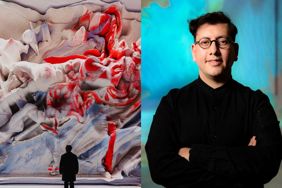 Refik Anadol crea esculturas y pinturas con datos, y utiliza algoritmos de la IA en sus creaciones. Ha expuesto en el MoMa, la Bienal de Venecia y la casa Batlló de Barcelona.