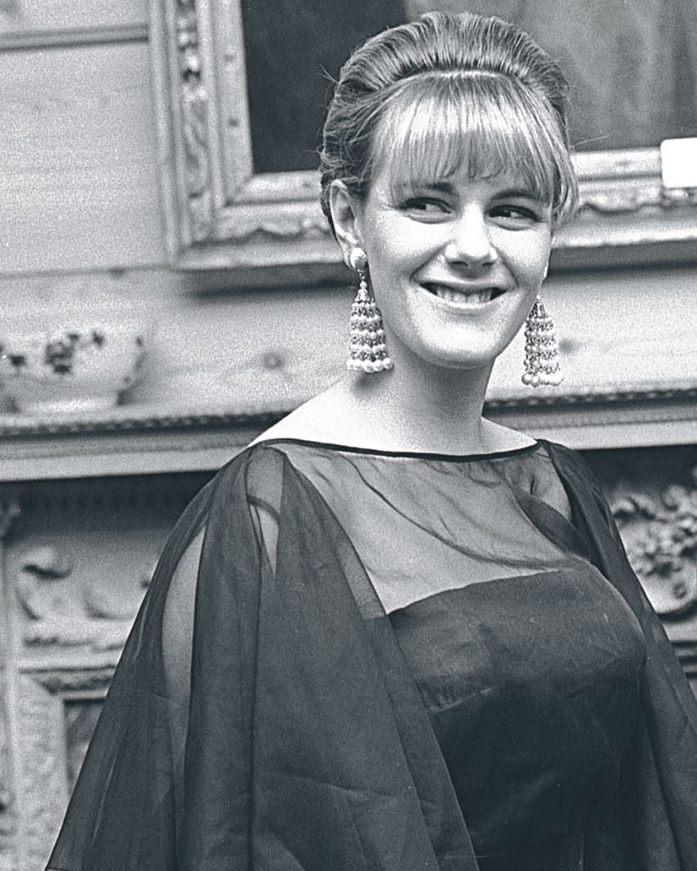 Camilla fue educada para ser una perfecta esposa de las clases altas británicas, pero tuvo una familia cariñosa que la apoyó siempre. Disfrutó todo lo que pudo en su juventud.