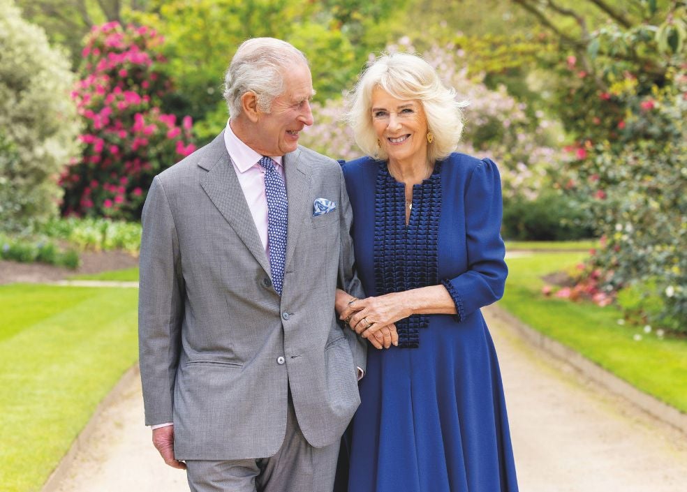 Camilla y Carlos en una foto oficial en el palacio de Buckingham. «Son como el yin y el yang, polos opuestos que, sin embargo, trabajan juntos de forma brillante», dice la hermana de Camilla.