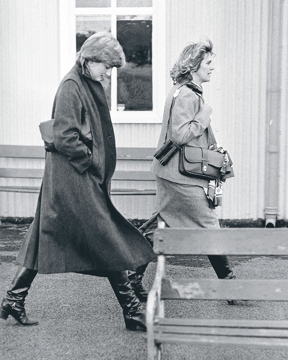 Camilla tuvo poco trato con Diana, pero en 1980, durante su noviazgo con Carlos, coincidieron en las carreras (foto) y Diana incluso cuidó de los hijos de Camilla.