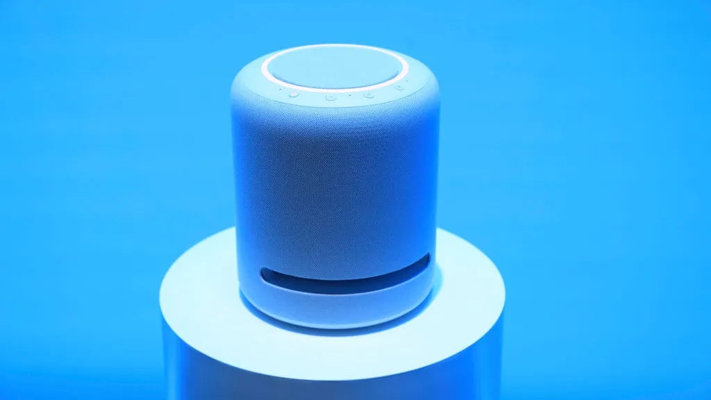 Un nuevo dispositivo Amazon Echo mostrado en Nueva York en febrero y presentado como «tu mejor amigo en el mundo digital».