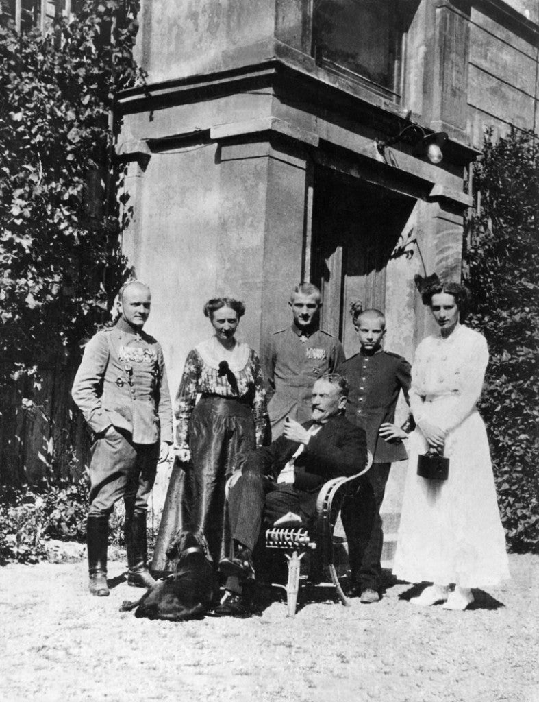 Siguiendo la tradición familiar, ingresó en la escuela militar muy joven (a los 11 años). Su hermano Lothar también fue aviador y derribó cuarenta aviones enemigos.