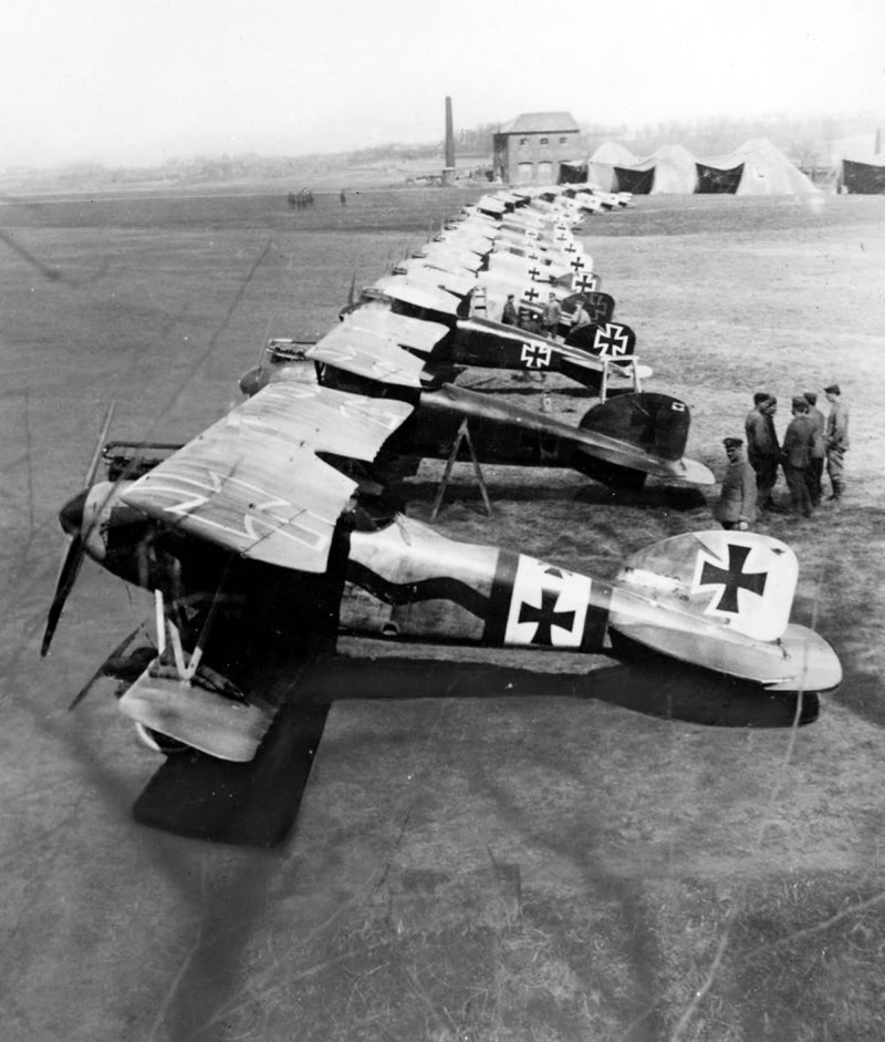 Aunque el mando aconsejaba pintar los aviones con colores apagados, fáciles de camuflarse en tierra, a Richthofen se le consintió la chulería de pintar su Fokker de rojo escarlata.