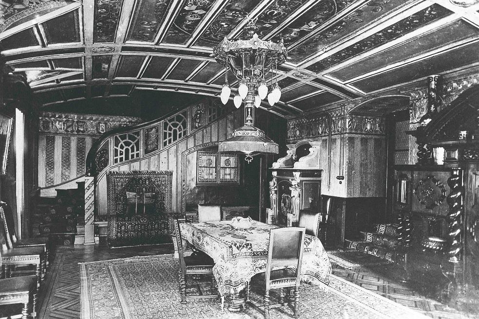 Los presos vips del castillo de Itter (una de las prisiones satélite de Dachau) tenían habitaciones en vez de celdas, usaban la biblioteca y paseaban por el patio. El resto de los reclusos sufría la brutalidad del comandante, un sádico que huyó del castillo cuando se acercaban los aliados.