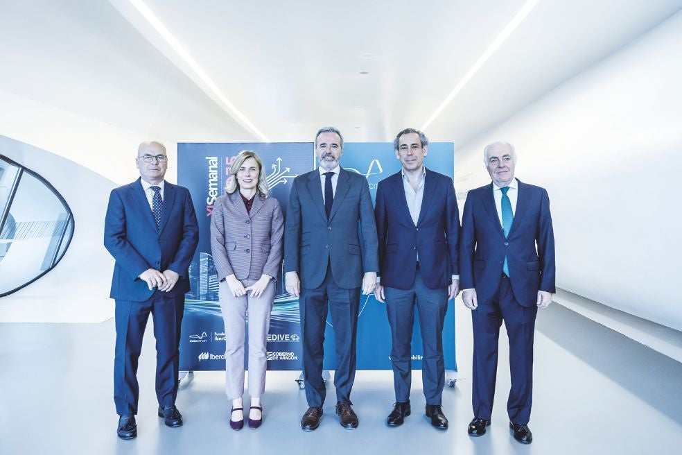 De izda. a dcha.: Jaime Armengol, director de Mobility City; Mar Cohnen, directora de XLSemanal; Jorge Azcón, presidente del Gobierno de Aragón; Manuel Mirat, CEO de Vocento; y José Luis Rodrigo, director general de Fundación Ibercaja.