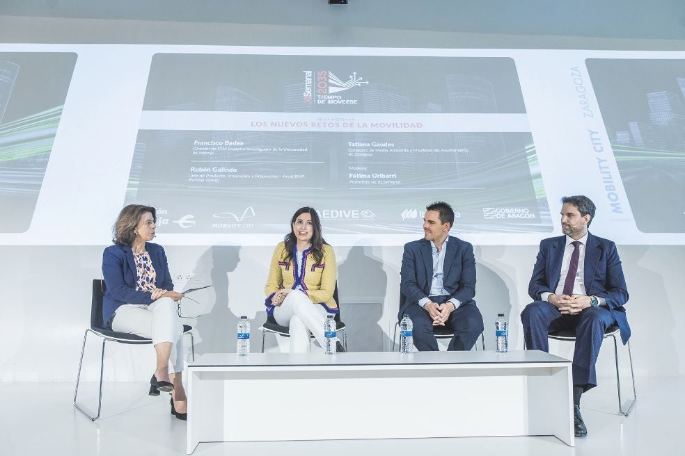 De izda. a dcha.: Fátima Uribarri (moderadora); Tatiana Gaudes, consejera de Medio Ambiente y Movilidad del Ayuntamiento de Zaragoza; Rubén Galindo, jefe de Producto de Arval BNP Paribas Group; y Francisco Badea, director de FEM Expert.