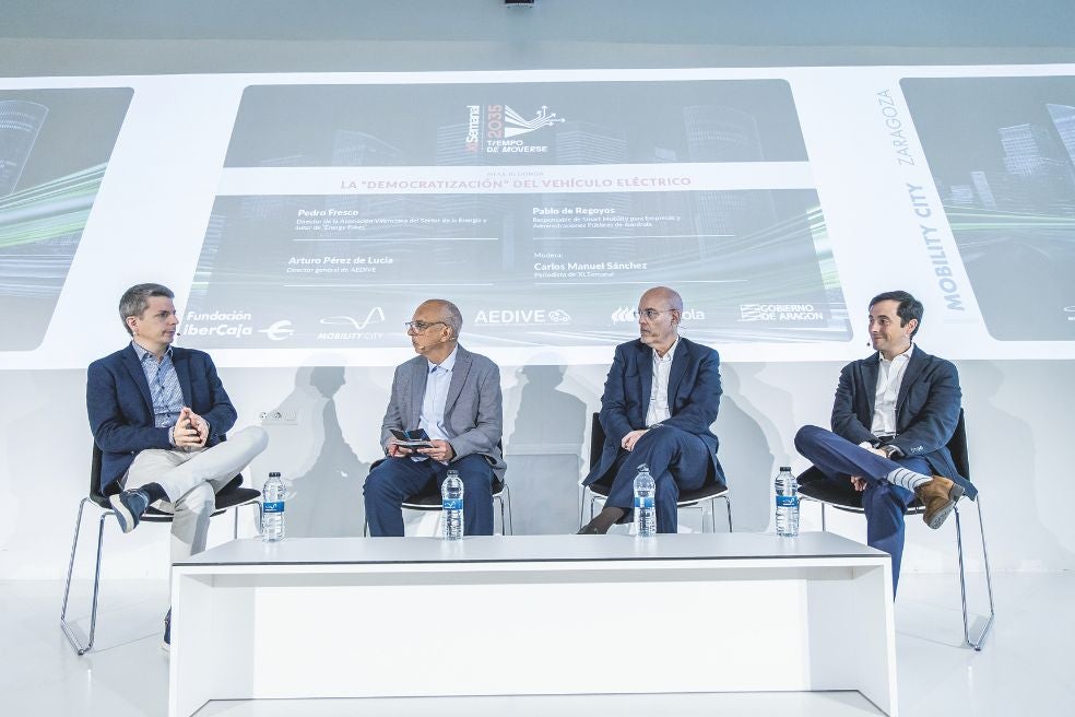 De dcha. a izda.: Pablo de Regoyos, responsable de Smart Mobility para Empresas y Administraciones Públicas de Iberdrola; Arturo Pérez de Lucia, director general de AEDIVE; Carlos Manuel Sánchez (moderador); y Pedro Fresco, autor de Energy fakes.