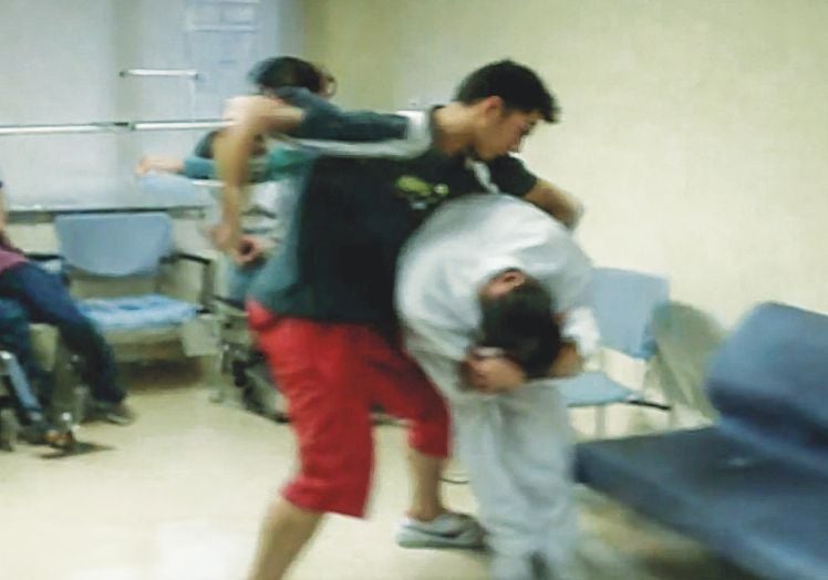 Imagen principal - Violencia en la consulta. Distintas escenas de agresiones en centros médicos grabadas por las cámaras de vigilancia.