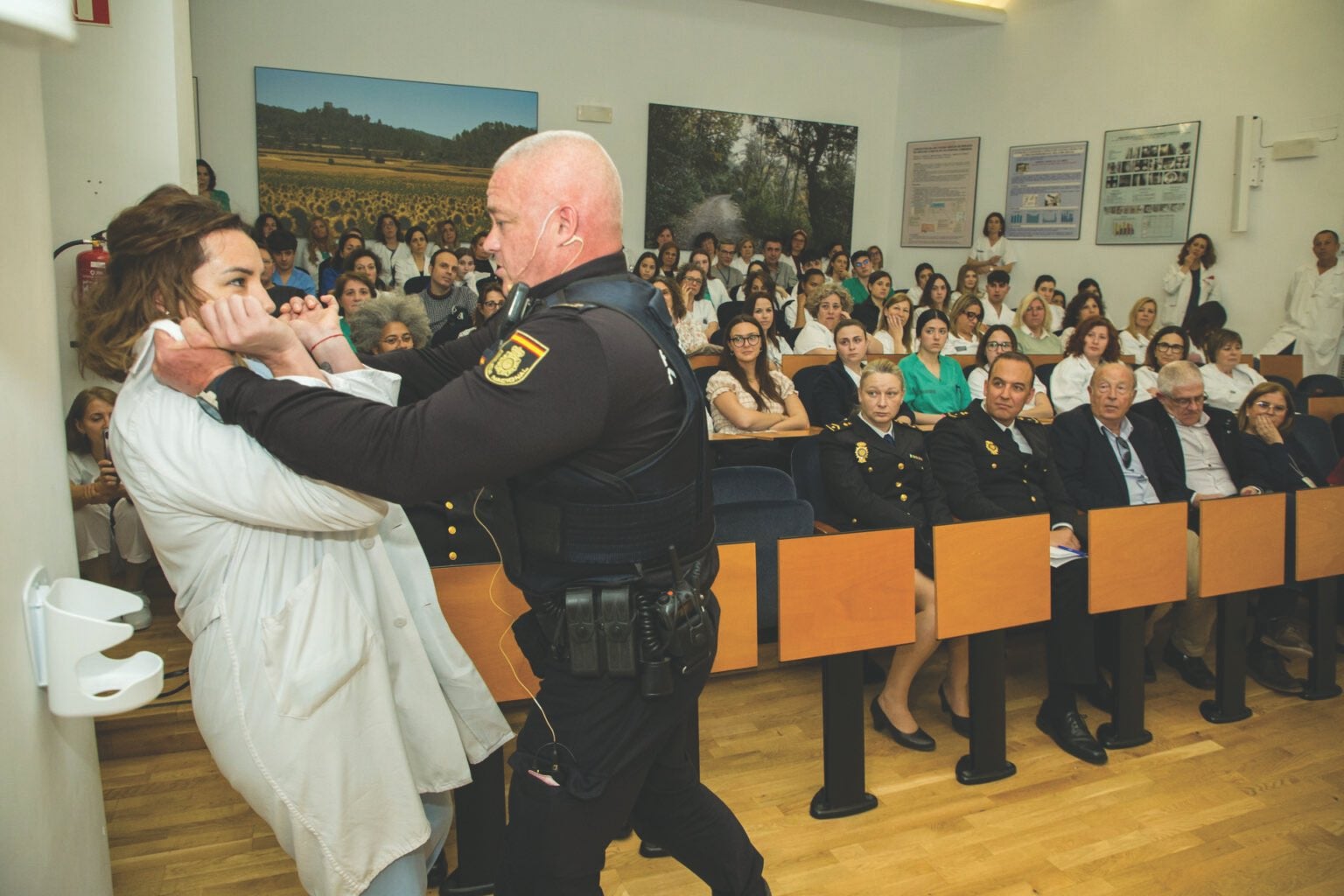 Los interlocutores policiales sanitarios asesoran a los representantes de los profesionales de la salud en la implantación de medidas preventivas especializadas. Mantener la distancia de seguridad con el paciente de al menos un metro, retirar de su alcance objetos contundentes que pueda usar como arma arrojadiza o disponer de vías de salida abiertas son algunas de las propuestas.