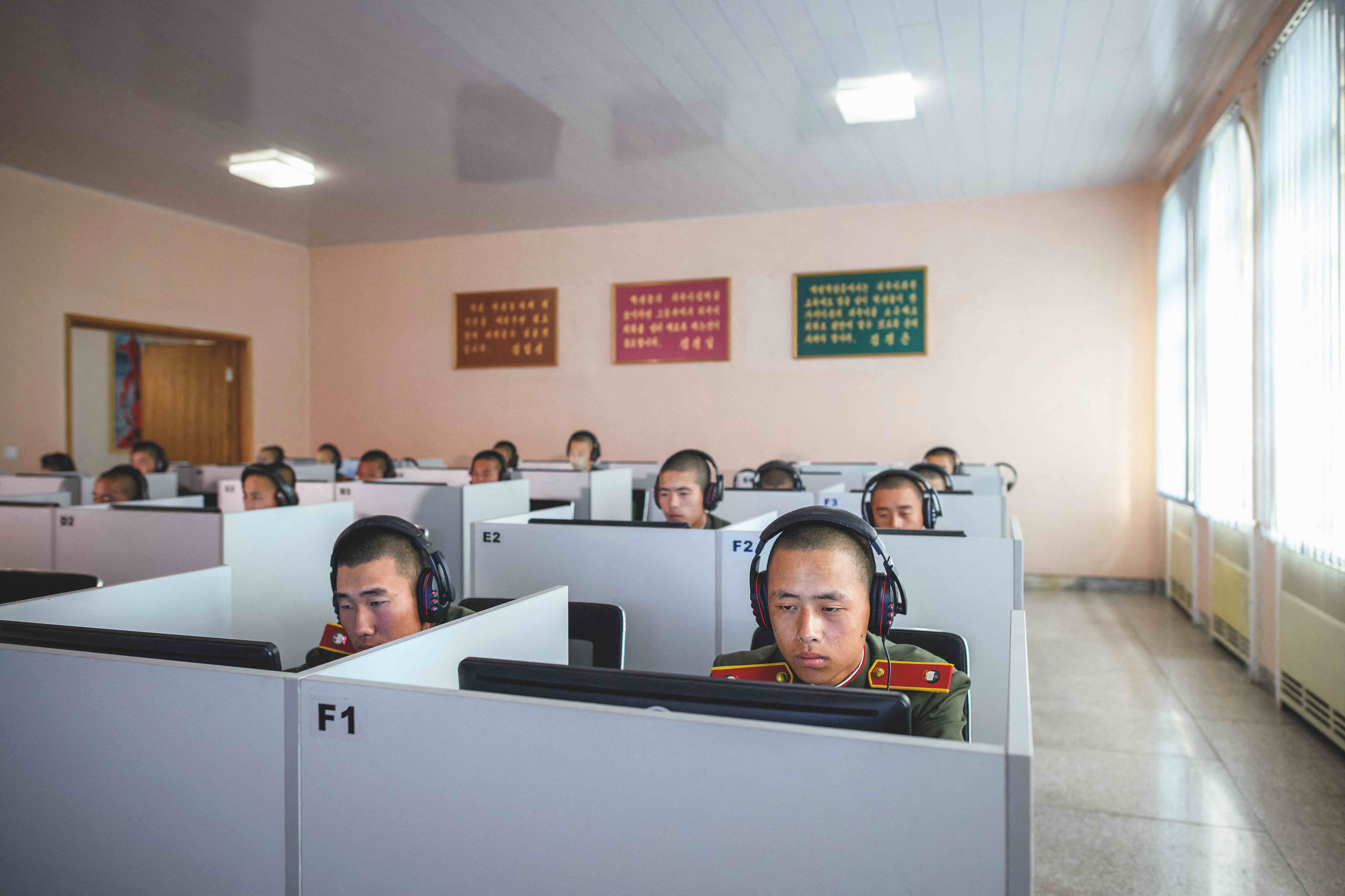 Los infiltrados se forman en las mejores universidades del país, como la Escuela Revolucionaria de Bandera Roja Mangyongdae (foto). Luego operan desde países aliados del régimen. Cualquier intento de fuga implica represalias a sus familiares.