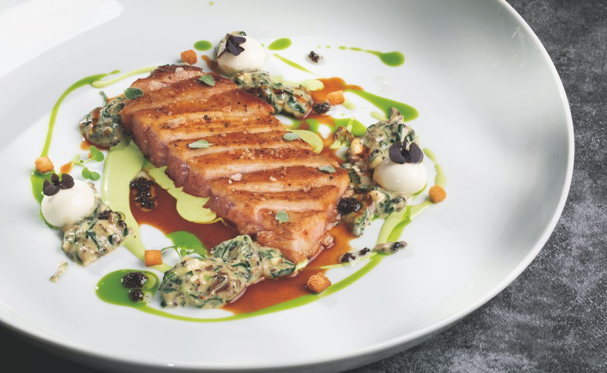 Secreto ibérico con espinacas y 'champis'