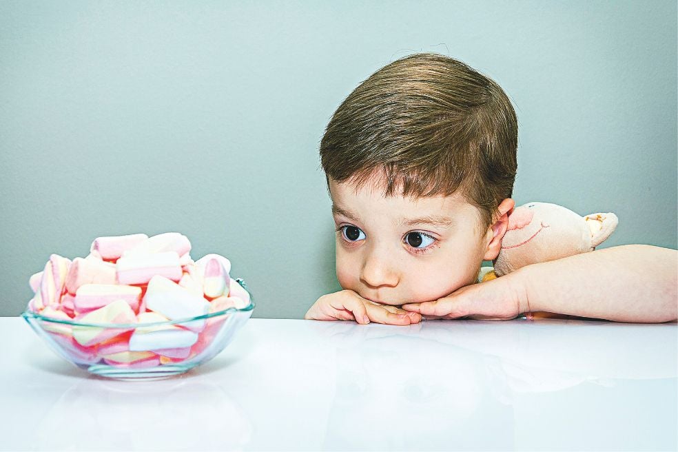 En los años setenta, el psicólogo Walter Mischel llevó a cabo en la Universidad de Stanford el 'experimento de los malvaviscos', un estudio sobre la gratificación retrasada en niños que ya es un clásico de la psicología. El estudio, que siguió la vida de los pequeños durante años, demostraba que los que lograban resistir la tentación de comer el dulce tenían, de media, una vida menos conflictiva y mayor éxito profesional. Desde entonces ha generado debates sobre si la capacidad de autocontrol es una característica innata o una habilidad que se puede aprender. Ahora se añade el debate de si se puede inducir químicamente.