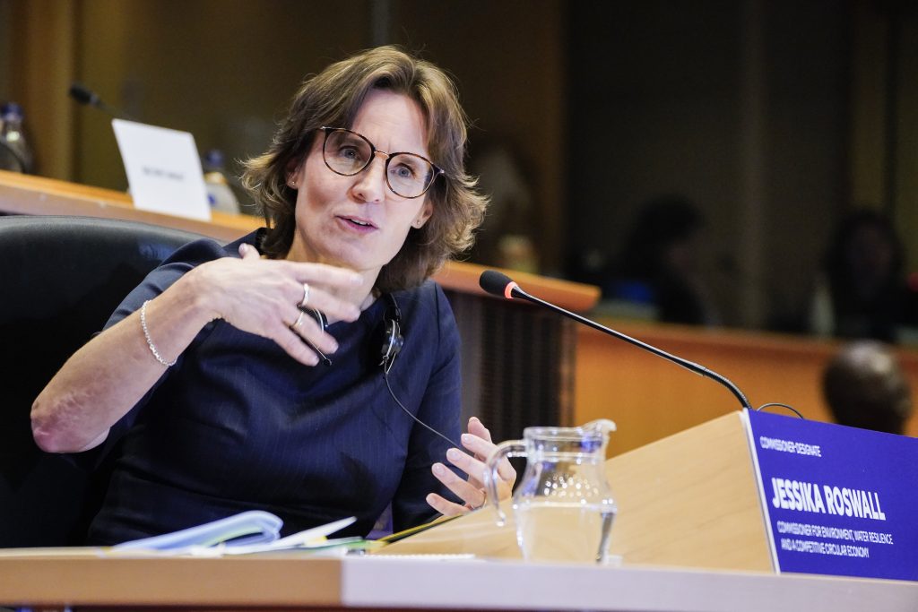 Para demostrar a la clase política la extensión de los químicos eternos, la Oficina Europea de Medio Ambiente, la mayor red medioambiental de la UE, analizó la sangre de 24 políticos. Entre ellos, la comisaria de Medio Ambiente, la sueca Jessika Roswall y el español, Hugo Morán, secretario de Estado de Medio Ambiente. En todos aparecieron al menos tres y un máximo de ocho; la mitad, además, superaba las concentraciones de riesgo.