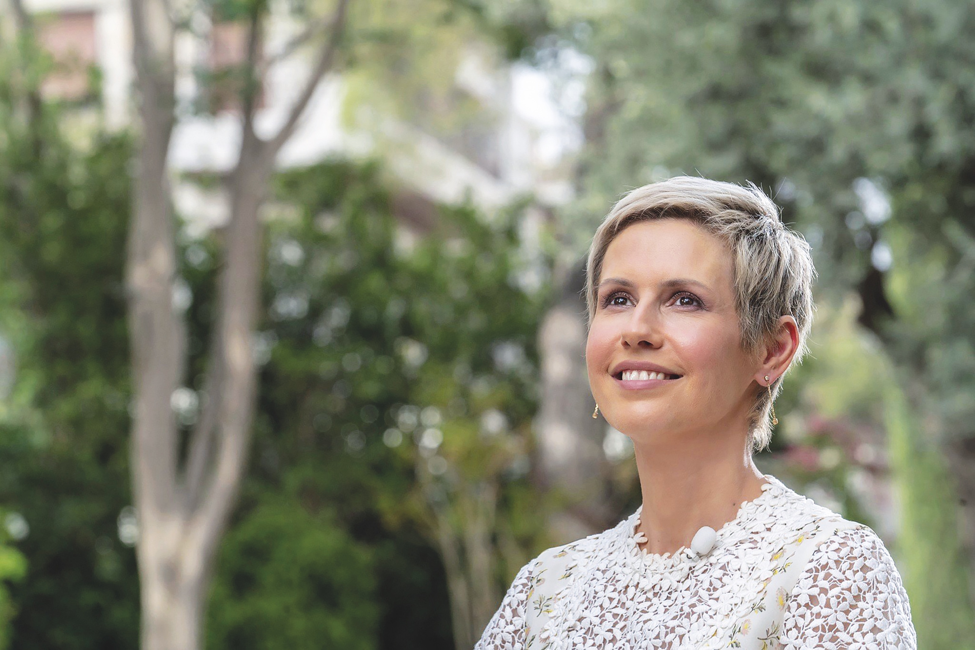 Asma al-Assad fue diagnosticada de leucemia mieloide aguda en mayo de 2024, siete meses antes del fin del régimen de su marido y cinco años después de superar un cáncer de mama (arriba, en 2019, cuando anunció su recuperación). No se sabe nada sobre su estado actual.