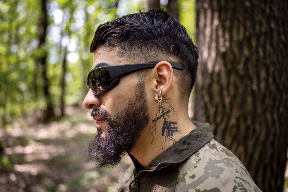 Chily, soldado colombiano, con el emblema de Jartia tatuado en el cuello.