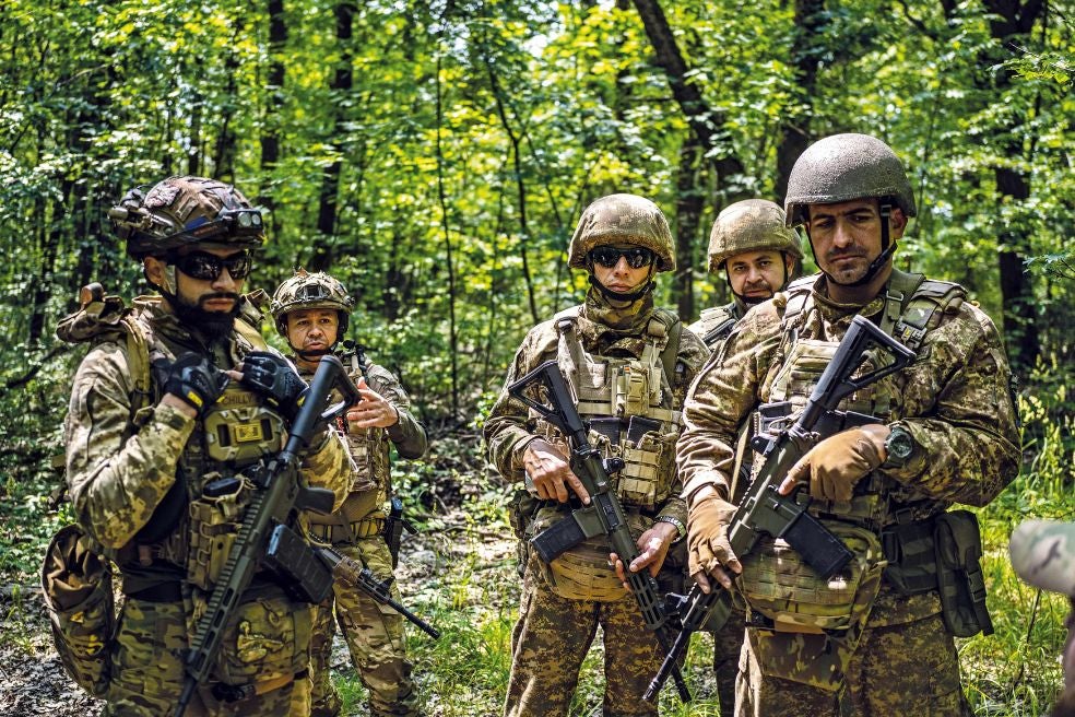 Soldados colombianos en un bosque de la región de Járkov, antes de una misión.
