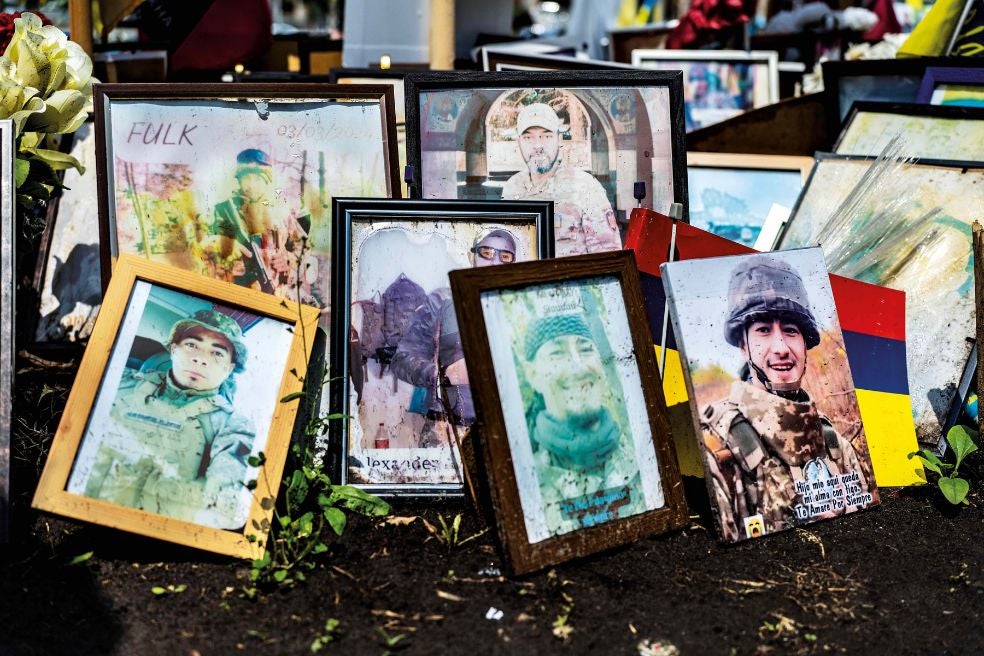Un altar improvisado en la plaza del Maidán, en Kiev, que comenzó con pequeñas banderas ucranianas y en el que hoy abundan los retratos y cartas de combatientes extranjeros.