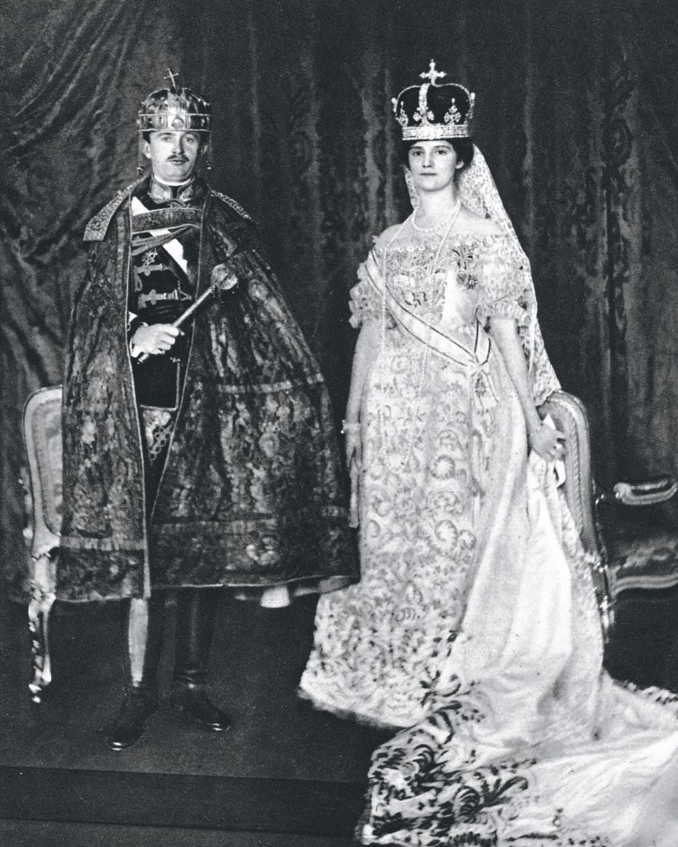 Carlos y Zita en su coronación como emperadores de Austria-Hungría, en 1916. Cinco años después se exiliaban y se llevaban a Suiza las joyas imperiales.