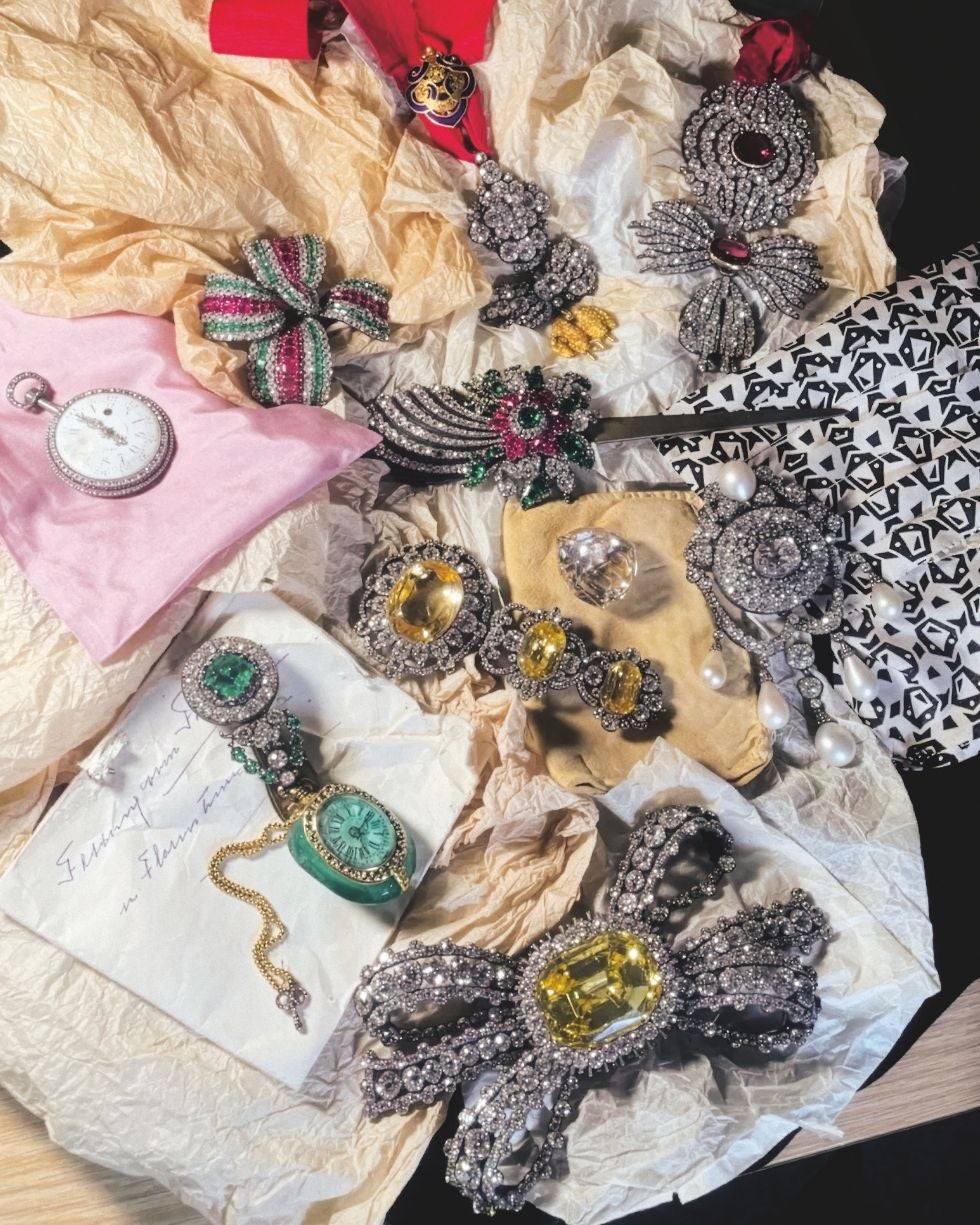 Además del diamante Florentino, han aparecido el reloj montado en una gran esmeralda de la reina María Antonieta y un lazo de rubíes, esmeraldas y diamantes que perteneció a Sissi.