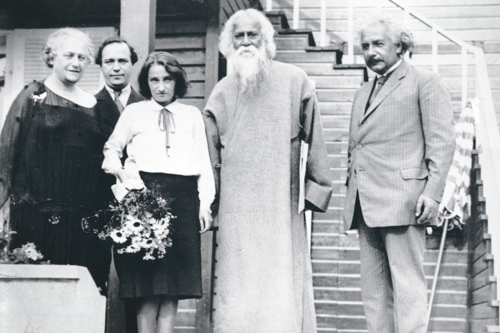 El 14 de julio de 1930, Rabindranath Tagore visitó a Albert Einstein en su residencia de verano, en Caputh, cerca de Postdam. Conversaron sobre la verdad en el jardín de la casa (ambos eran muy aficionados a la naturaleza). Los acompañaron Elsa, la segunda mujer del científico alemán, y su hija Margot. Hizo de intérprete Dimitri Marianoff, marido de Margot, situado en segunda fila en esta fotografía.