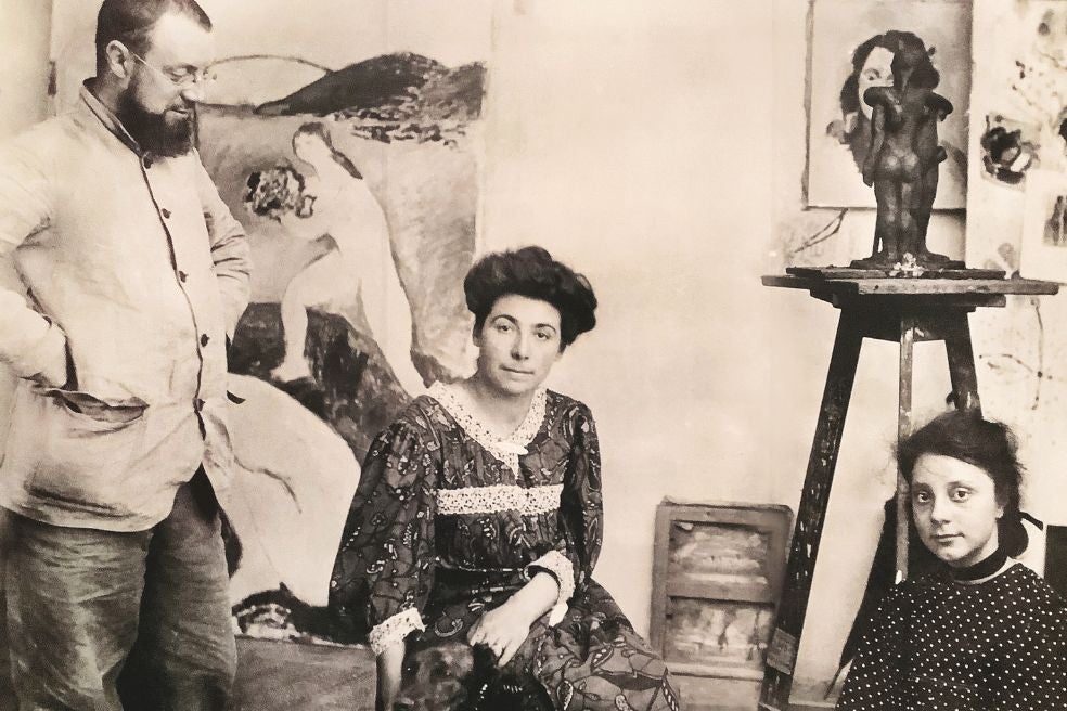 Marguerite nació en 1894 fruto de la relación de Matisse con la modelo Caroline Joblaud. Poco después, Matisse se casó con Amélie Parayre y la adoptaron. En esta imagen, el pintor con su mujer y su hija en su estudio.