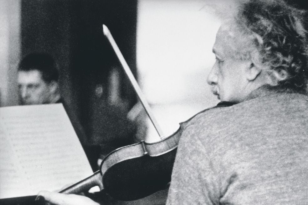 Albert Einstein tocaba el violín y el piano desde niño, y comenzaba sus días con música clásica. Esta pasión la compartía con Rabindranath Tagore, un polímata que también fue un importante compositor: es autor de más de dos mil temas musicales; entre otros, los himnos de la India y Bangladés. Aquí, Einstein en un ensayo con la orquesta de cámara en la Universidad de Princeton.