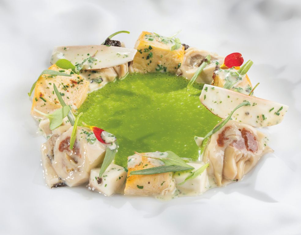 Ragú de pollo y ostras con sopa de lechuga