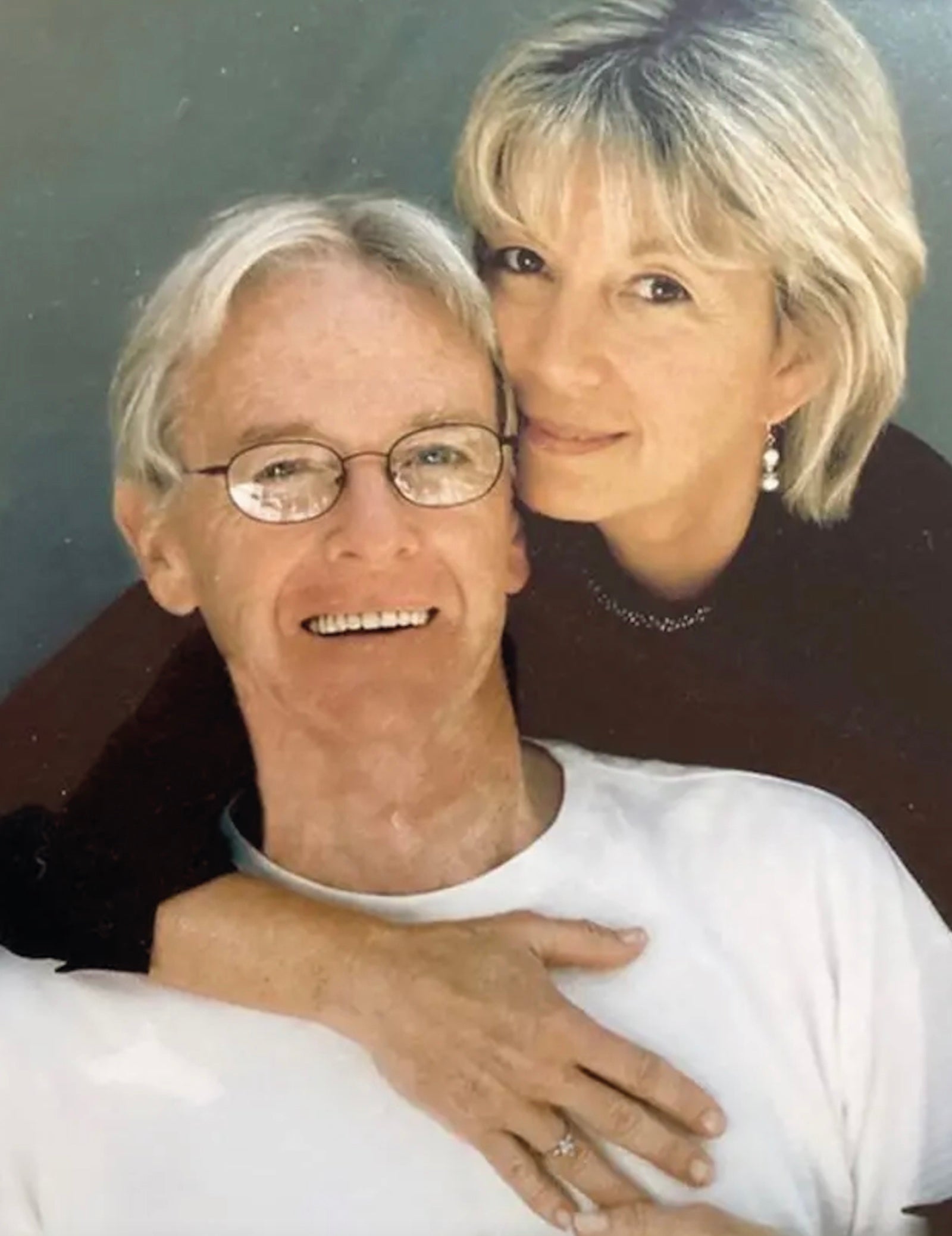 Chuck y Daphne en la foto del día de su compromiso.